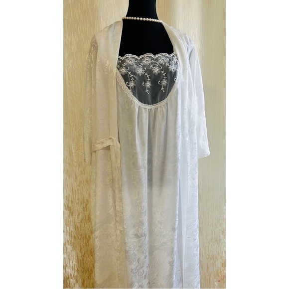 Vintage Bellina bridal white house coat and nightgown with lace trimmings - Picture 3 of 11